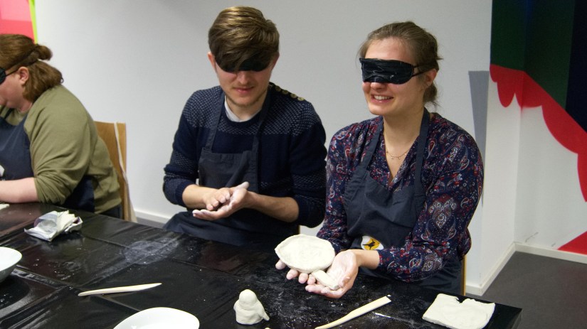 Eine Teilnehmerin präsentiert stolz ihre getöpferte Schale